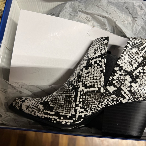 Black and white alligator print boots- never worn size 9 - Picture 4 of 6